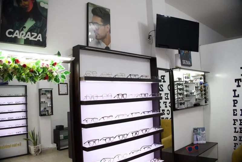 Lentes de sol con protección UV en exhibidor de Elegante Visión Óptica Teziutlán, Puebla