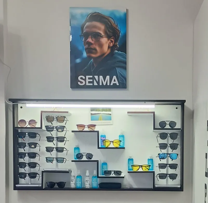 Vitrina de lentes de sol y armazones en Elegante Visión Óptica, Teziutlán Puebla