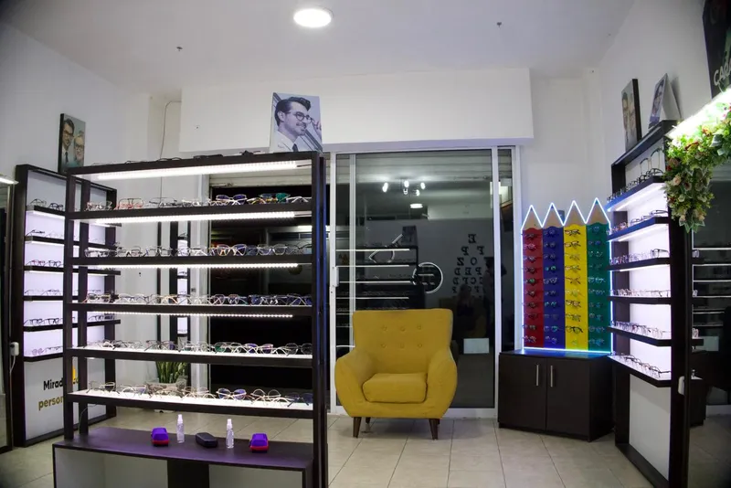 Área de atención personalizada para adaptación de lentes de contacto en Elegante Visión Óptica Teziutlán, Puebla